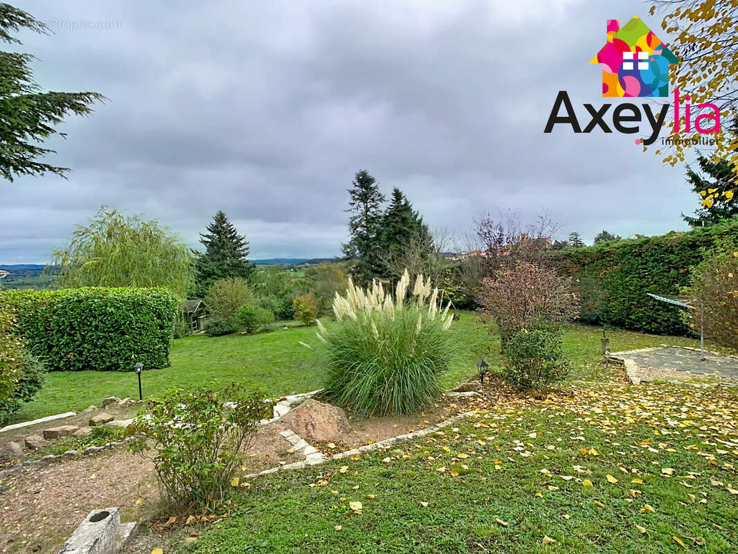 Maison à SAINT-CYR-DE-FAVIERES