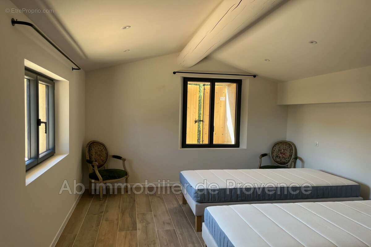 Maison 110 m² à Rognes  - photo 8