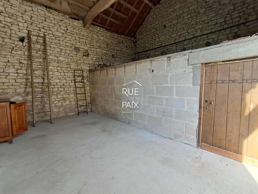 Maison située à Antran avec dépendances et grand jardin ! - photo 13