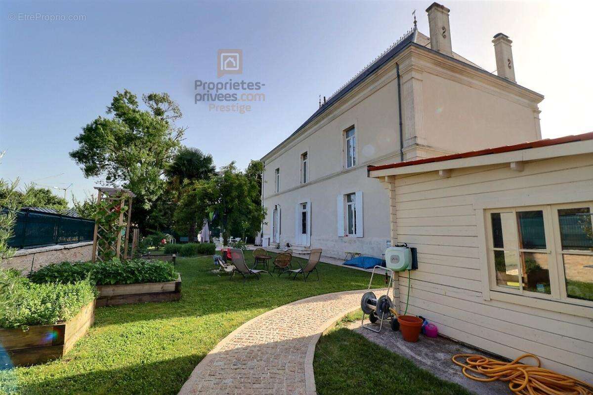 Maison bourgeoise de 380 m2 sur 3 niveaux avec de nombreuses possibilités - photo 6