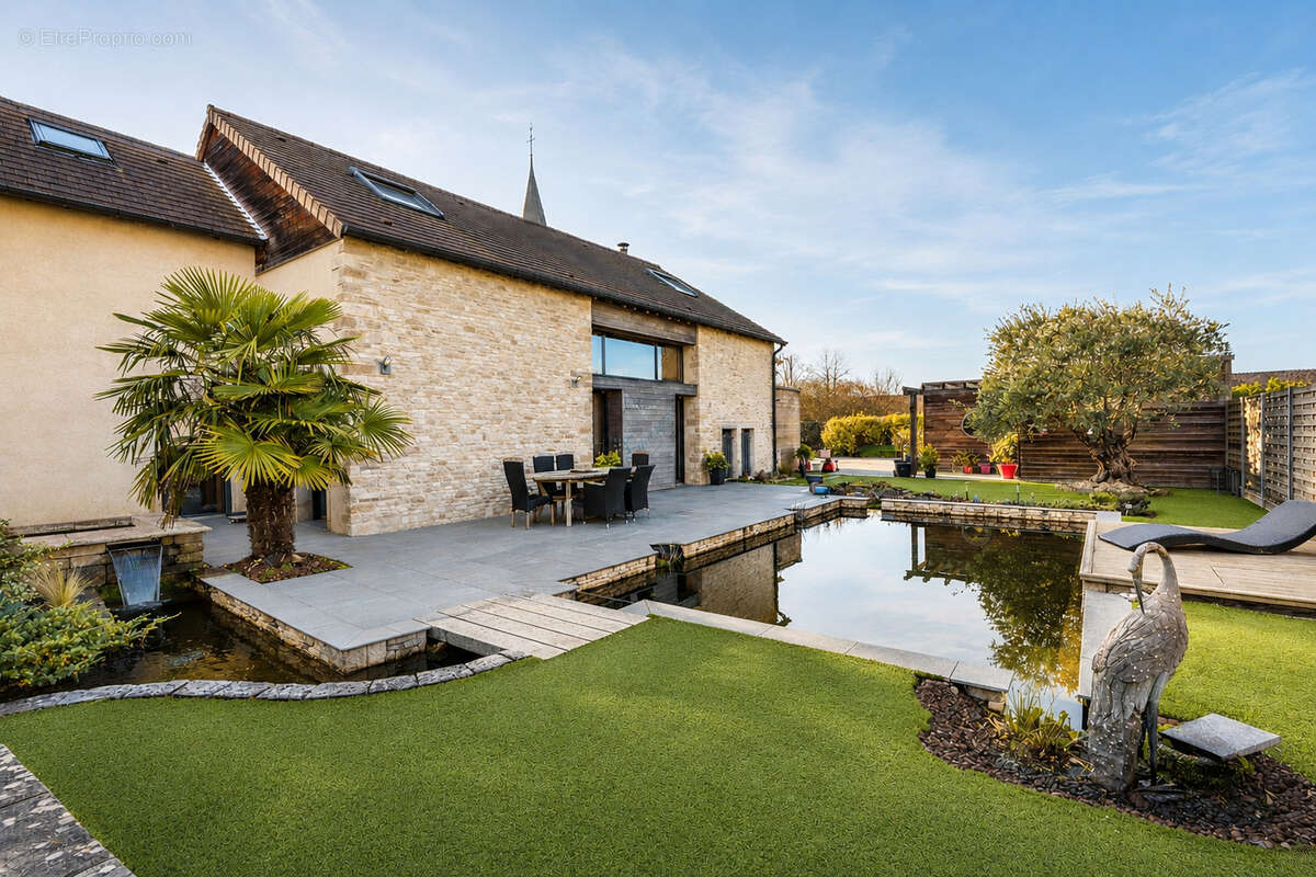 Maison de caractère en pierre - Volumes exceptionnels et art de vivre - Double garage - Bassin naturel - photo 15