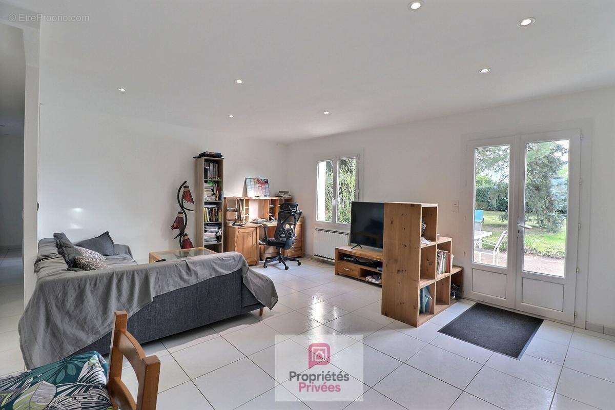 Maison 5 pièces de 106 m2 - 4 chambres - Garage - Terrasse plein sud - 3 places privatives dans la propriété -cabanon de jardin- - photo 6