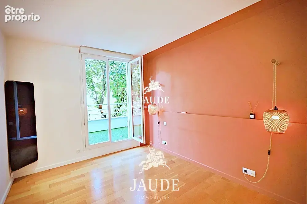 A VENDRE Appartement T3 rénové de 128 m2 avec deux terrasses, vue sur le Puy de Dôme, garage et parking - photo 10