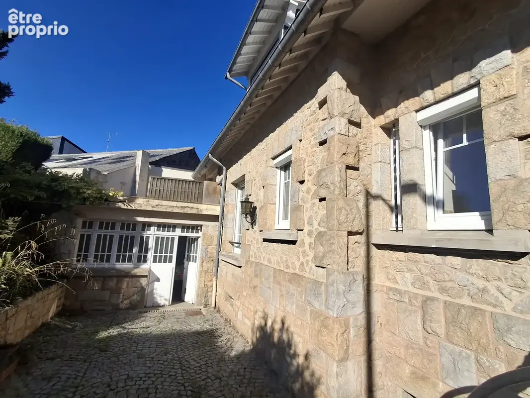 Fougeres proche tout commerces et ecole avec chambre en rdc - photo 1