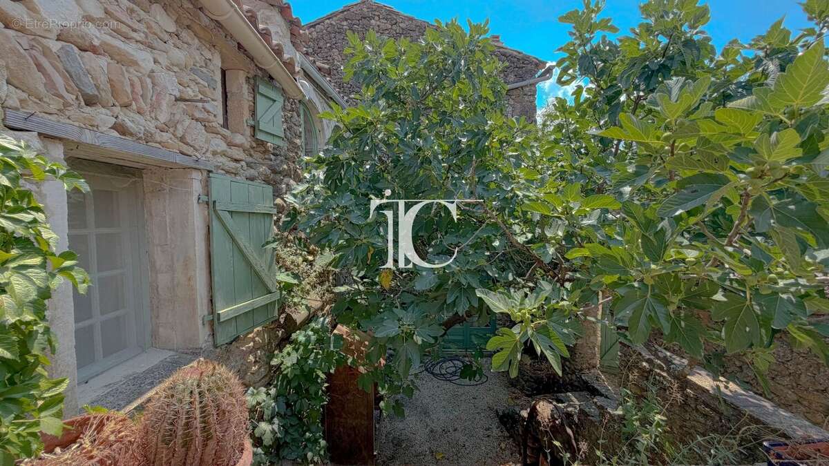 Maison de charme avec vue dégagée, dépendances et grand terrain méditerranéen - photo 12