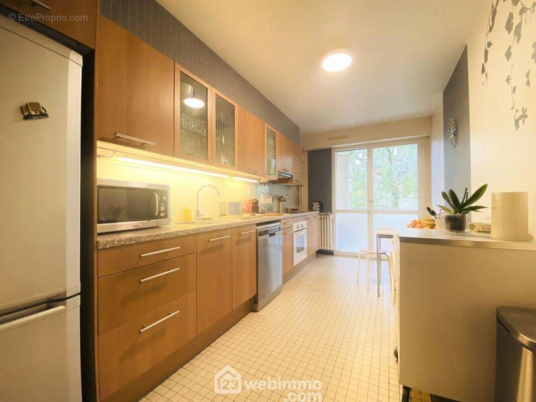 Voici la cuisine totalement aménagée et équipée... - Appartement à RIS-ORANGIS