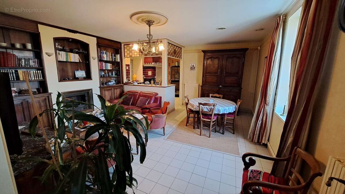 cuisne ouverte avec salon chaminée - Maison à LOUDUN