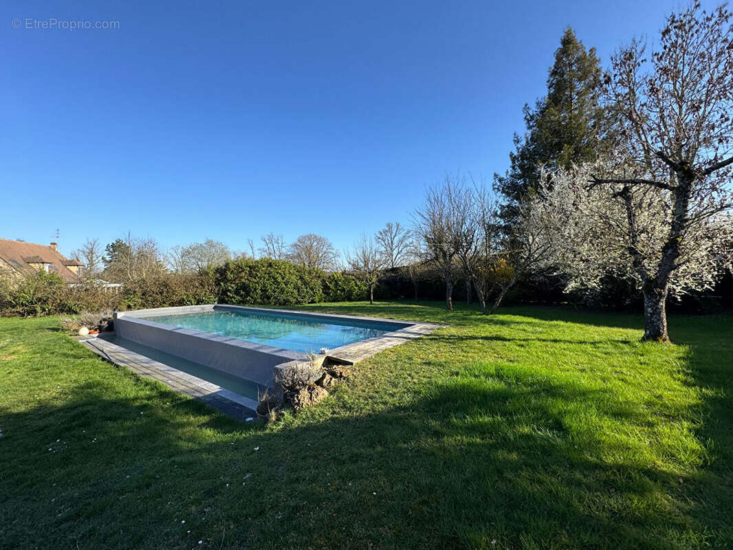 Jolie maison récente et  familiale avec piscine chauffée  3' Montfort l 'Amaury  6 pièces  175 m2 - photo 2