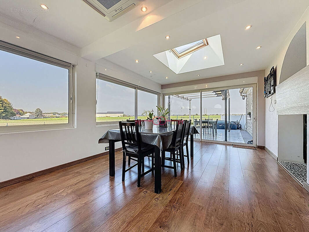 Maison à LIVRY-LOUVERCY