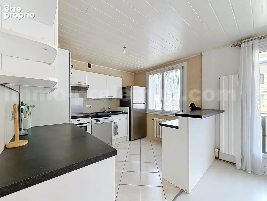 Appartement_T3_SAINT-PIERRE_en_faucigny_PROCHE_FRONTIERE_SUISSE_GENEVE_AUTOROUTE_FRONTALIERS_CALME_PROX_CEVA_séjour_vue_balcon_cuisine_