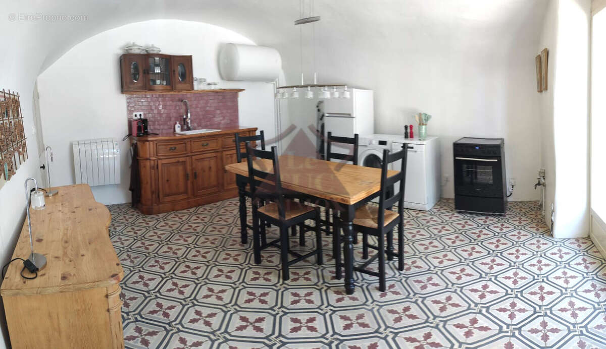 Maison à SAINT-JEAN-DE-MARUEJOLS-ET-AVEJAN