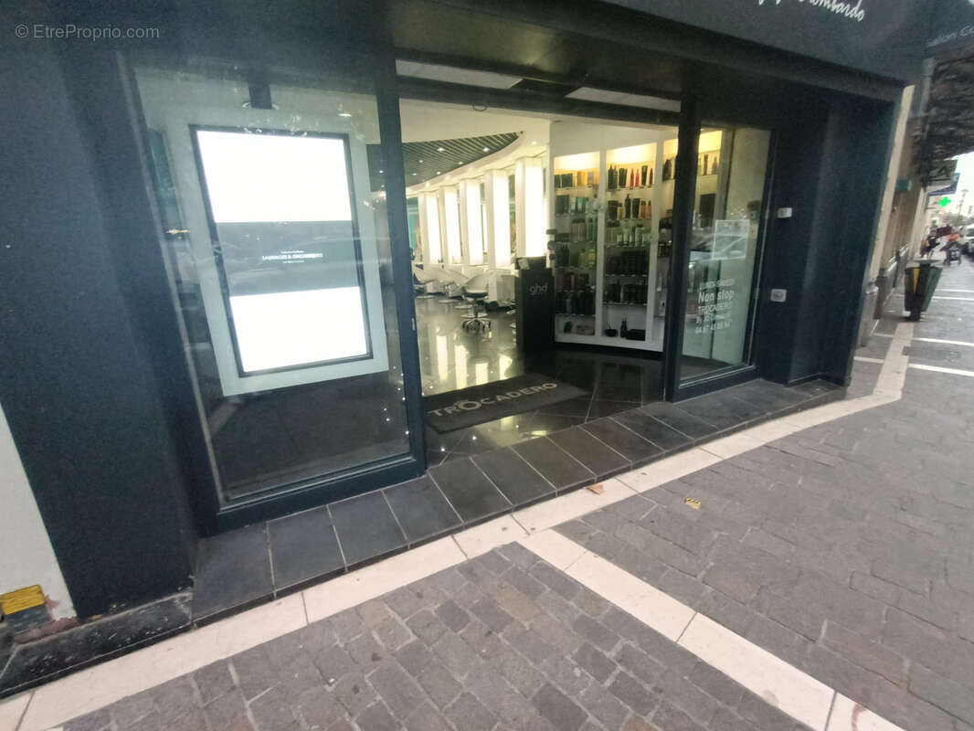Emplacement  no1 pour ce salon de coiffure à Béziers, superbe opportunité - photo 3