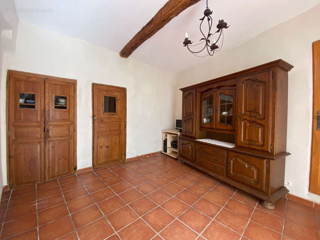 Maison à LA ROQUE-SUR-PERNES