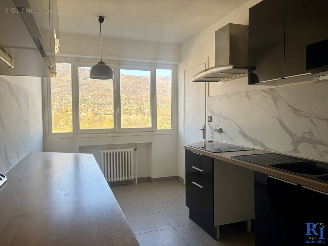 Cuisine avec buanderie - Appartement à ECHIROLLES