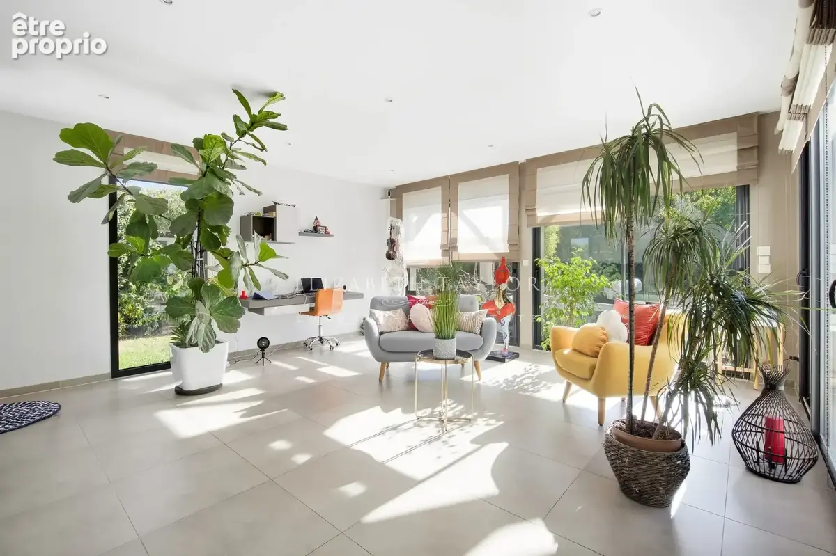 Maison contemporaine familiale de 240 m2 avec piscine sur terrain de 1 340 m2 - photo 16