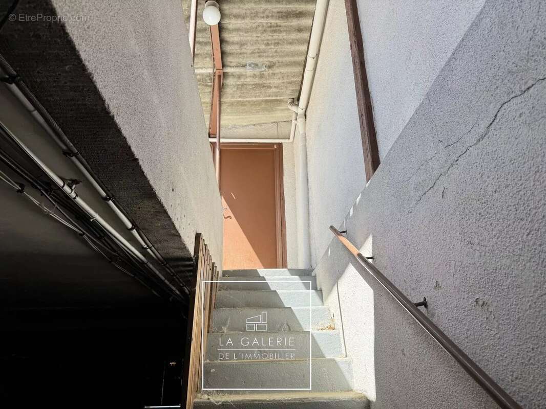 A vendre - Palais de Justice - Maison de caractère à réinventer avec garage exceptionnel et extérieurs - photo 11