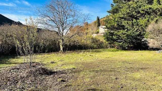 Terrain à TOUET-SUR-VAR