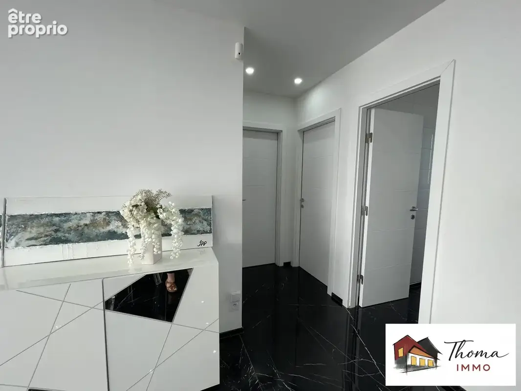 Salon et accès chambres