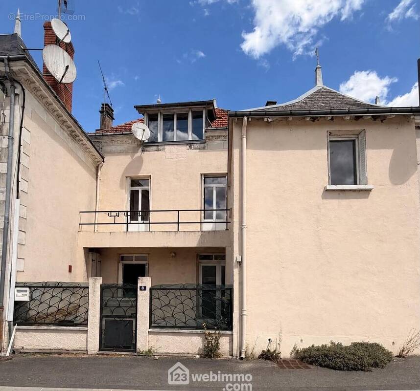 Maison de village mitoyenne, 103 m2 habitables. - Maison à DANGE-SAINT-ROMAIN