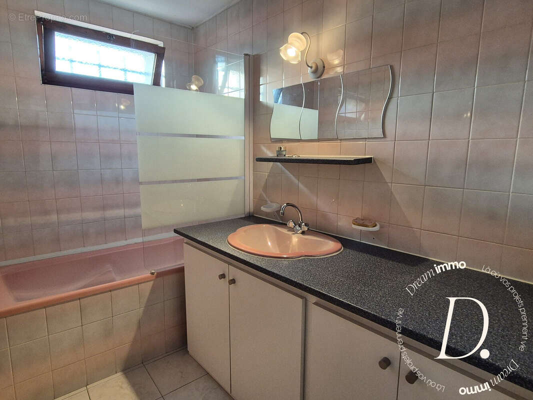 salle de bains _ rdc - Maison à GASNY