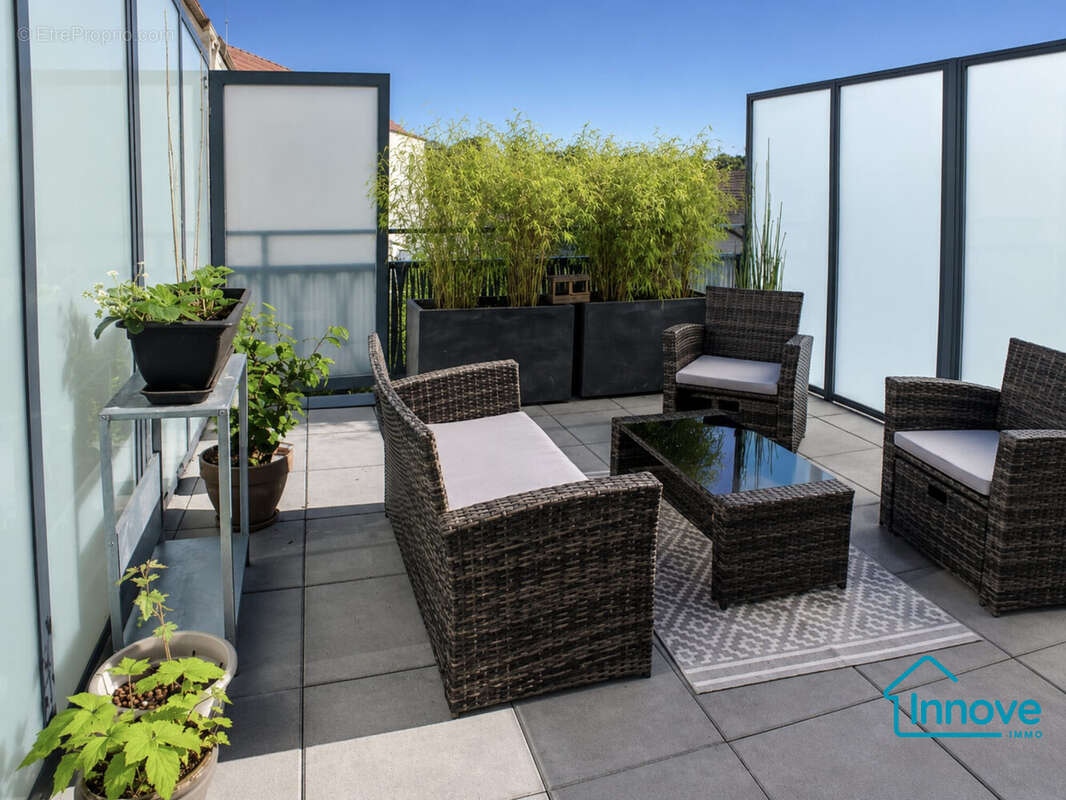 Appartement à THIVERVAL-GRIGNON