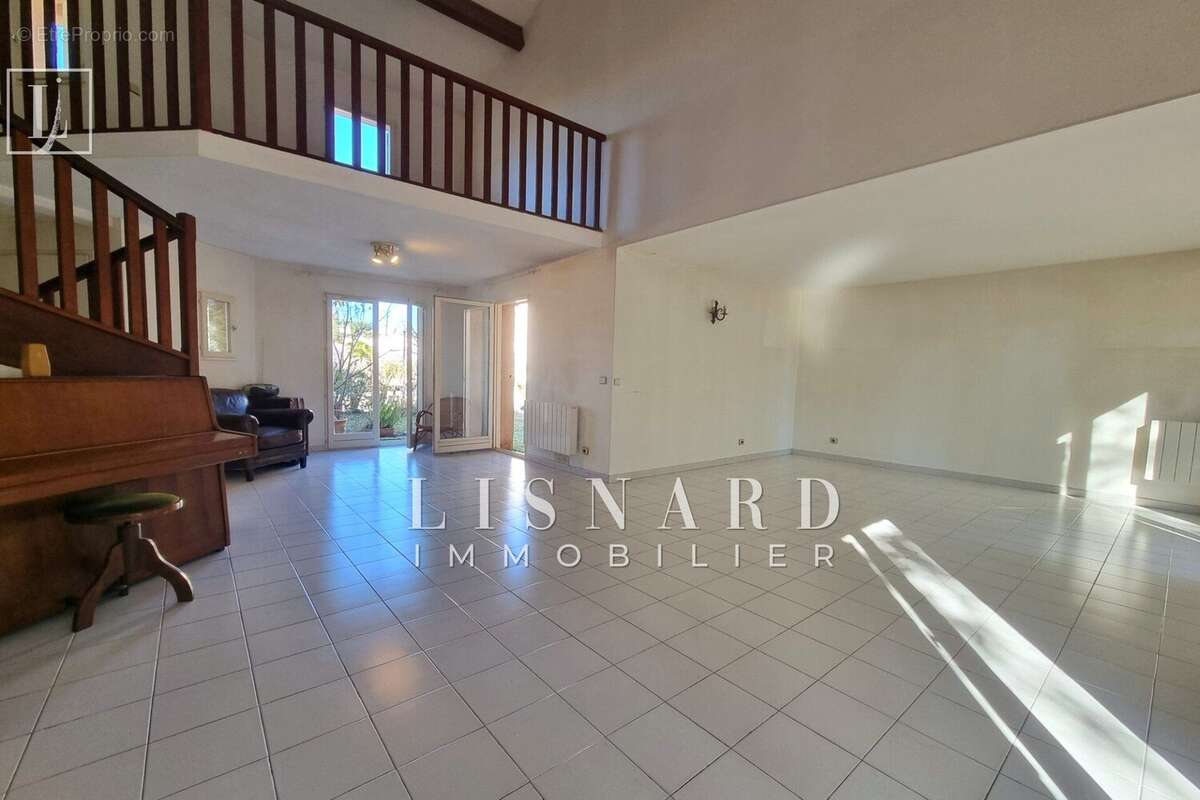 Maison à LA ROQUETTE-SUR-SIAGNE