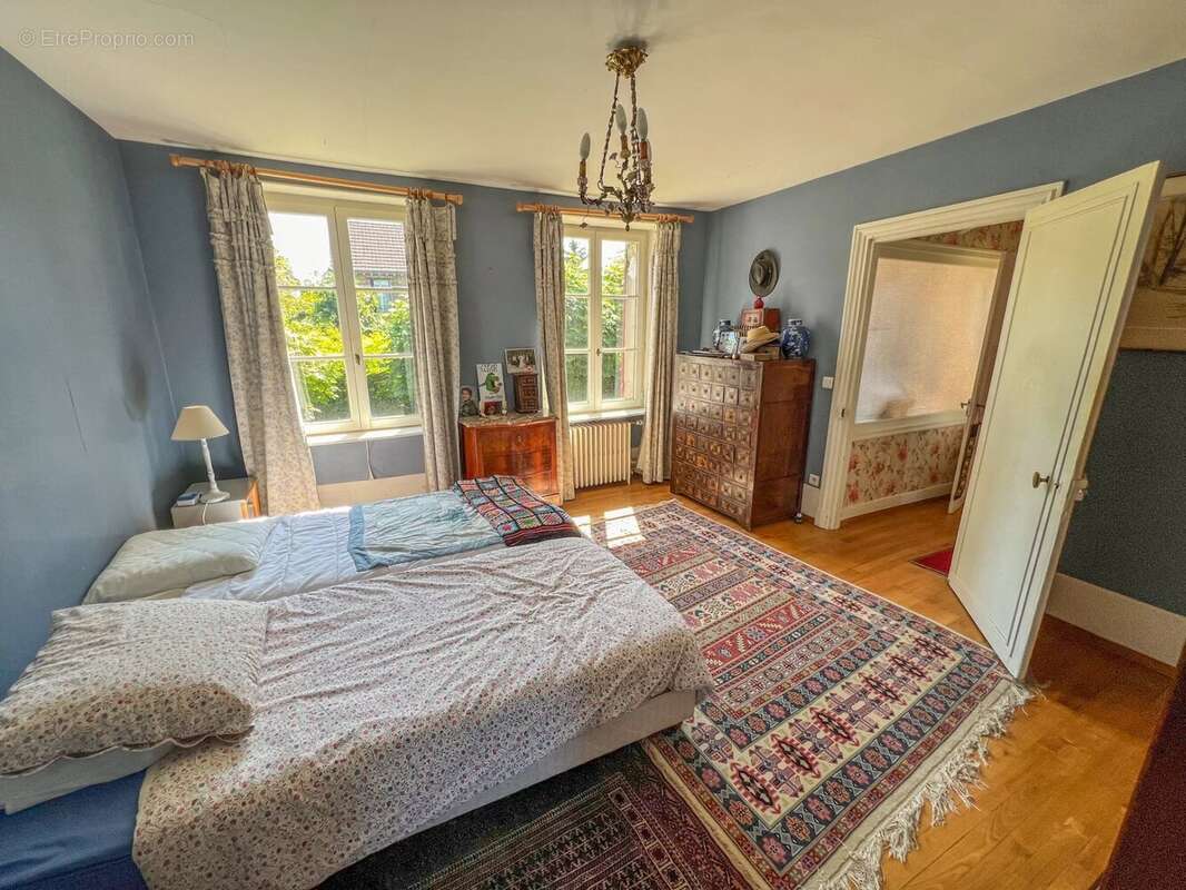 Maison à LE MESNIL-SAINT-DENIS