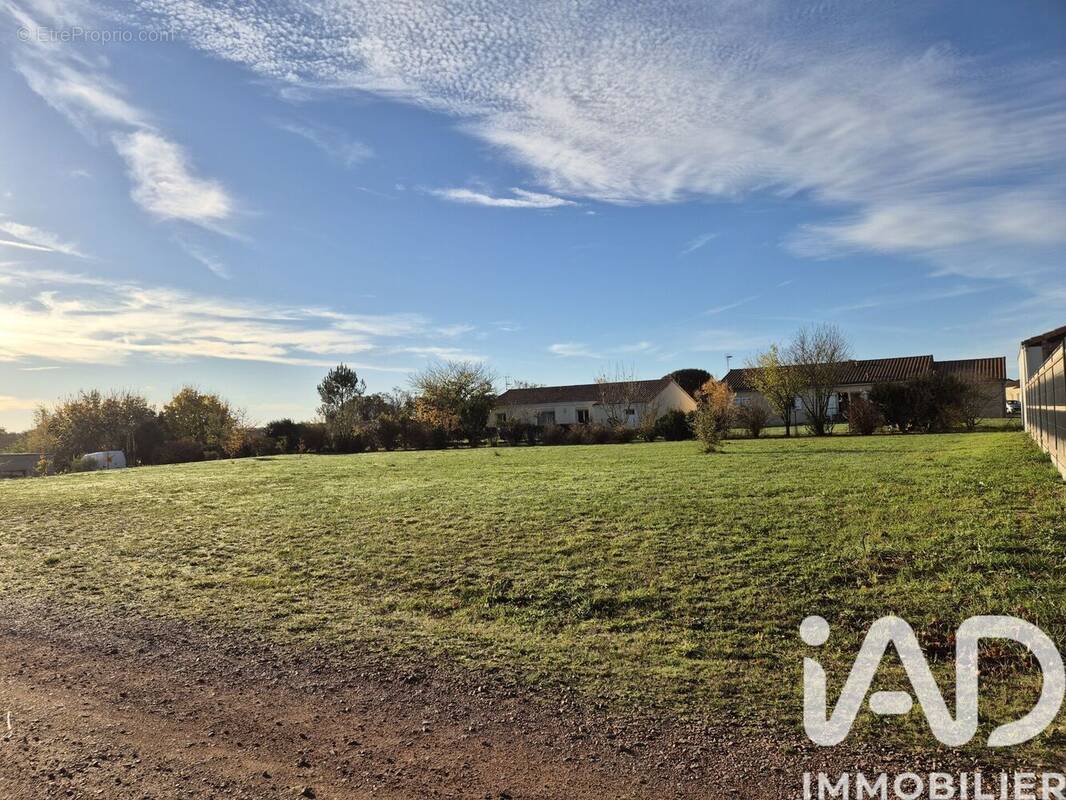 Photo 1 - Terrain à SAINT-JEAN-DE-THOUARS