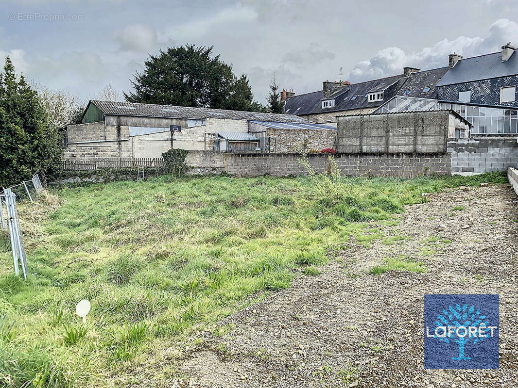 Terrain à LOUVIGNE-DU-DESERT