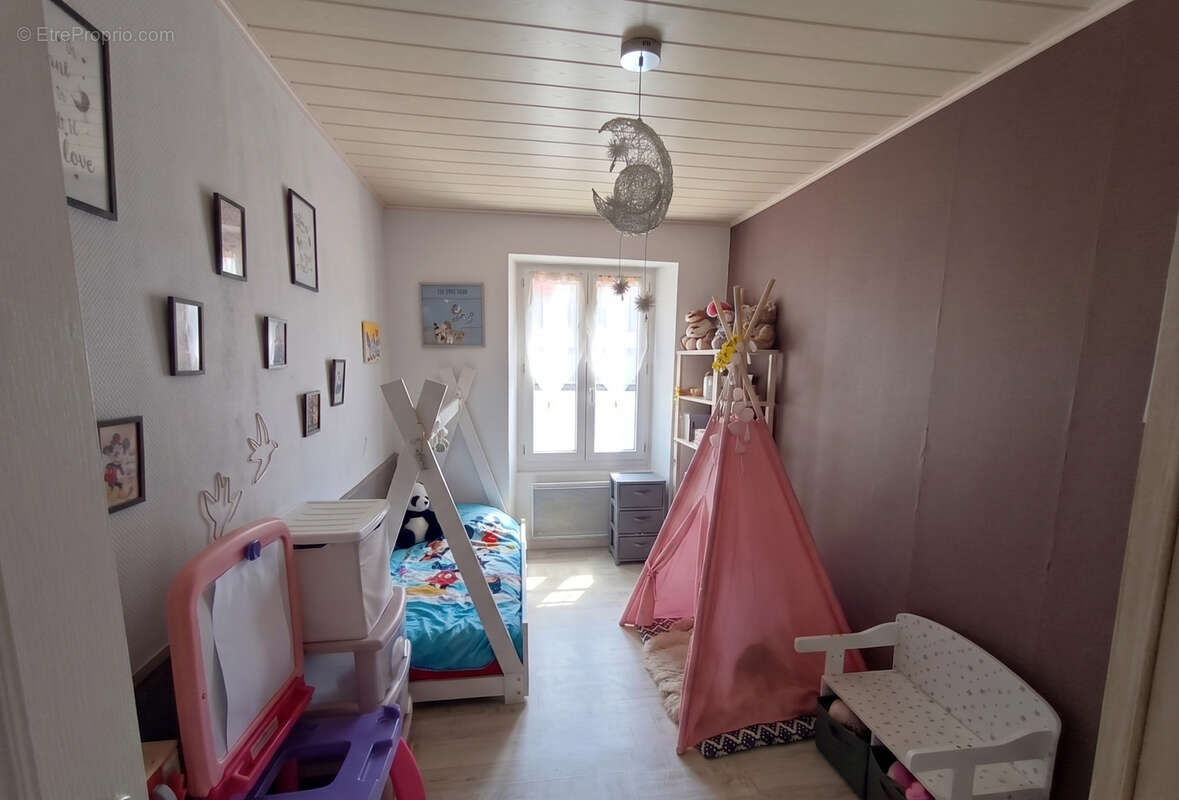 Maison à LA CHAIZE-LE-VICOMTE