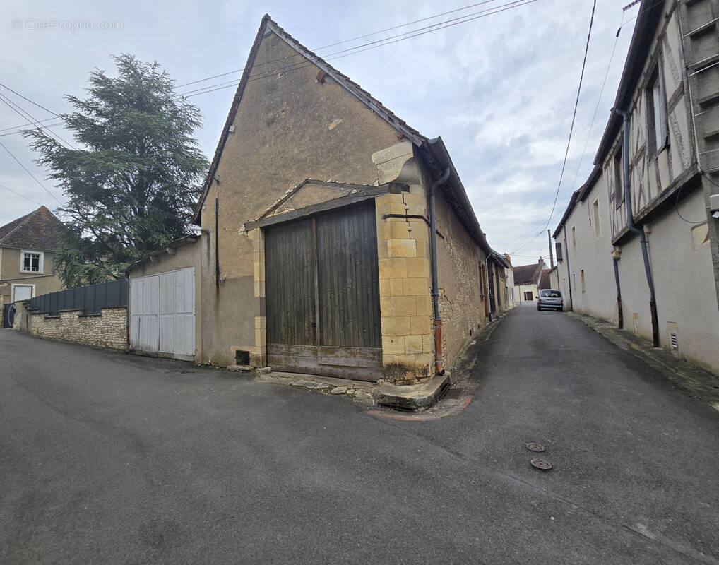 Parking à DUN-SUR-AURON