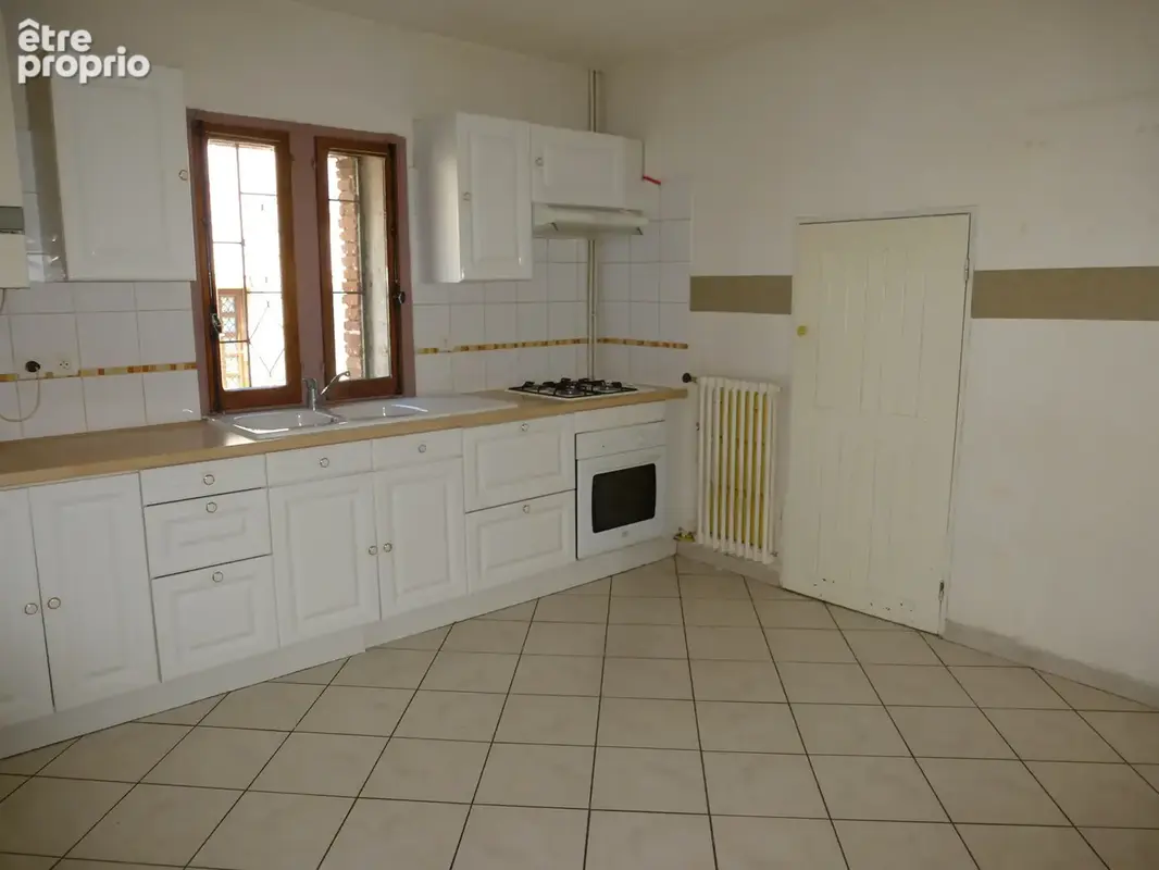 Immeuble comprenant quatre appartements et un local commercial - photo 2