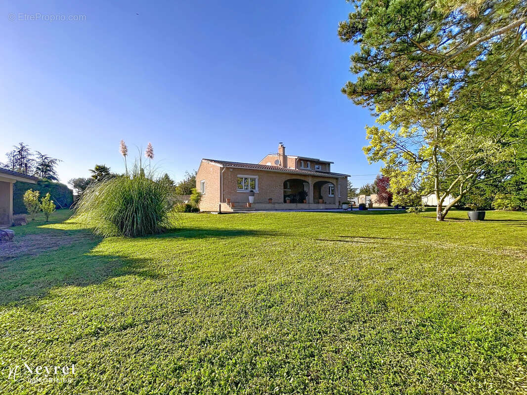 RARE - CHARLY - Maison familiale 5 Chambres de 175 m2 avec piscine et pool house    secteur résidentiel - photo 2