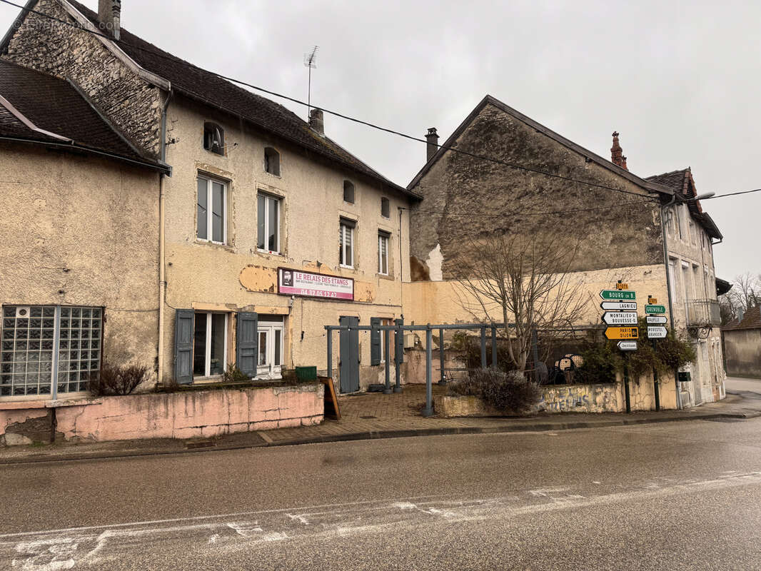 En exclusivité, murs commerciaux  d'une bâtisse de 396 m2 environ (ancien Bar-restaurant + logement) 38510 - photo 2