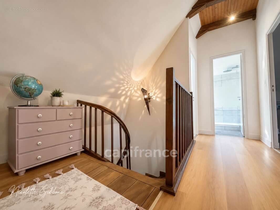 Jolie maison en pierres avec petites dépendances - photo 18