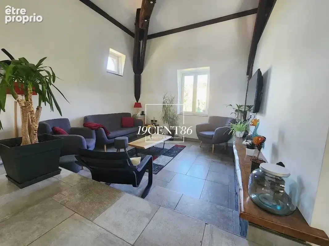 Trevoux - au dernier etage d'un chateau, appartement renove avec cave - photo 6