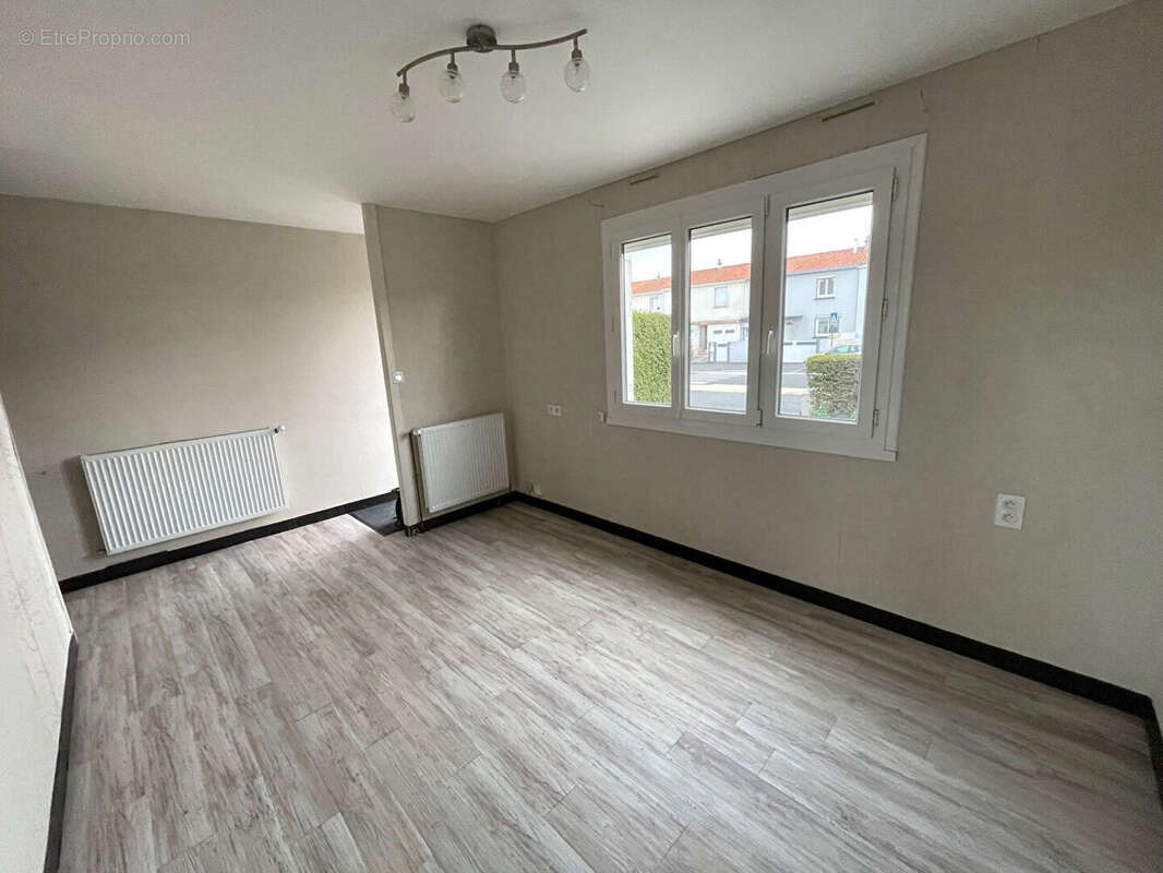 Maison à SAINT-MACAIRE-EN-MAUGES