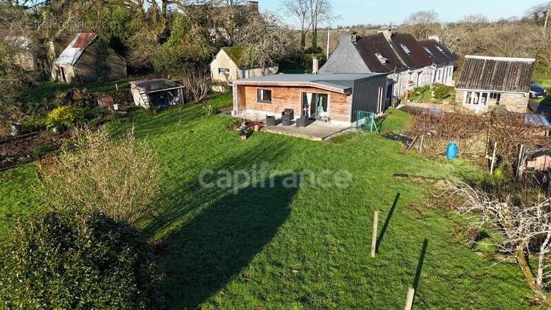 Maison à CLEDEN-POHER