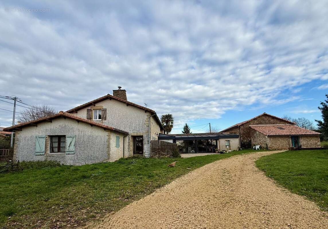 Grande ferme en pierre rénovée avec terrain et dépendances - photo 17