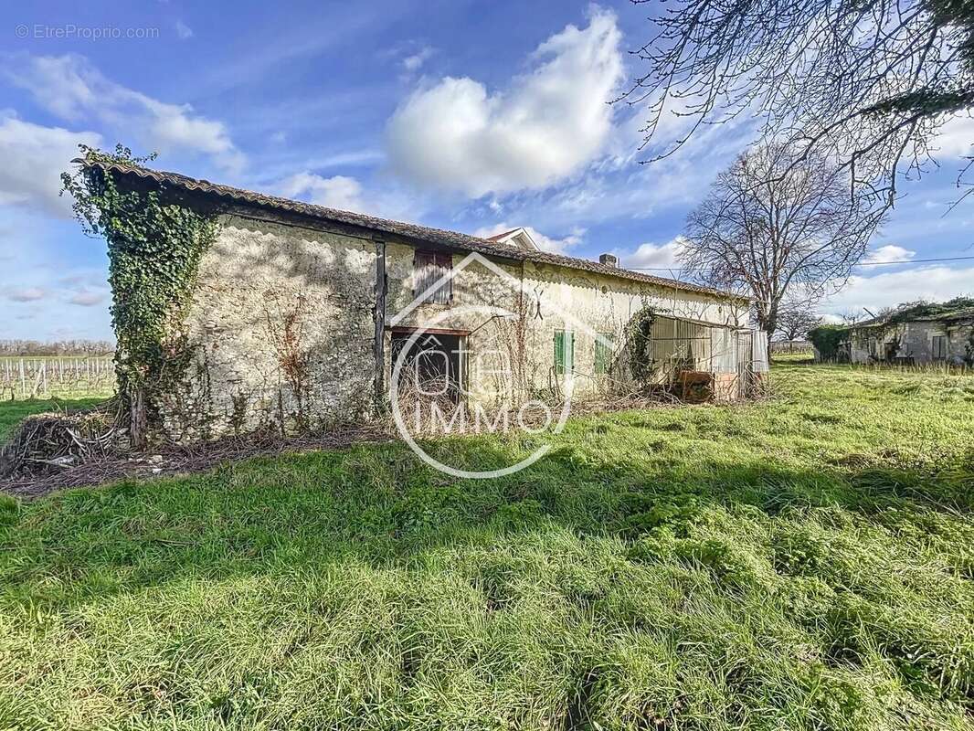 Pujols : Maison de charme à rénover - photo 2