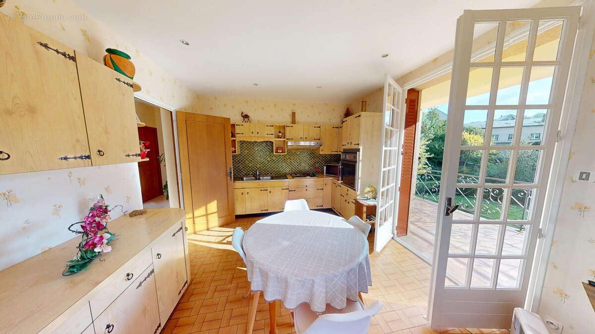 Appartement à SALLES-CURAN