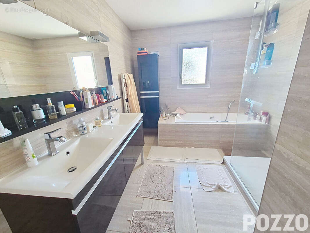 A vendre Belle  Maison  récente  de 8 pp située à Biéville Beuville 14112 - photo 8