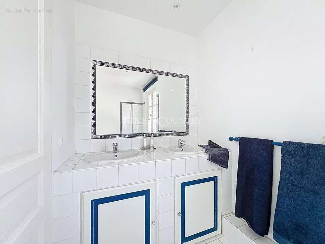 Maison à CHATEAUNEUF-GRASSE