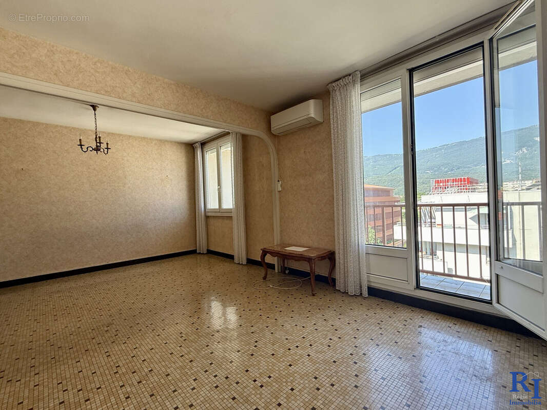 Séjour double avec accès balcon : Vue Vercors - Appartement à GRENOBLE