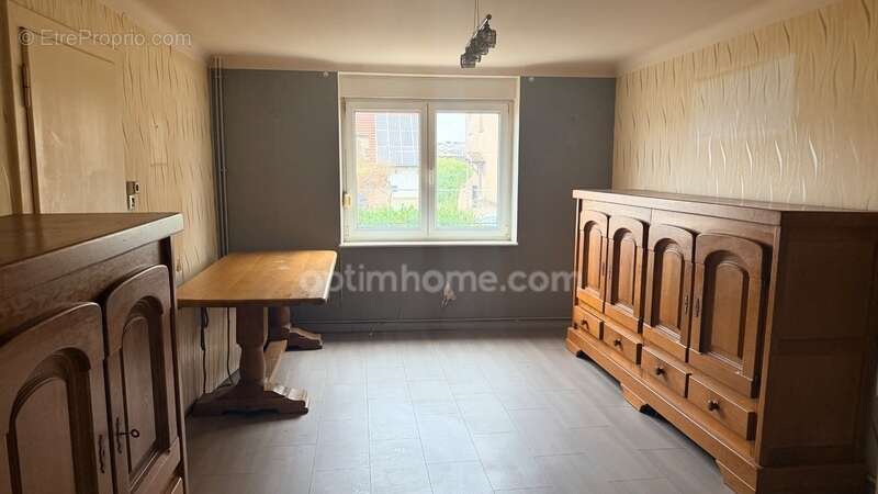 Bertrange - maison de ville de 95 m² avec 2 chambres, une terrasse ! fort potentiel ! - photo 2