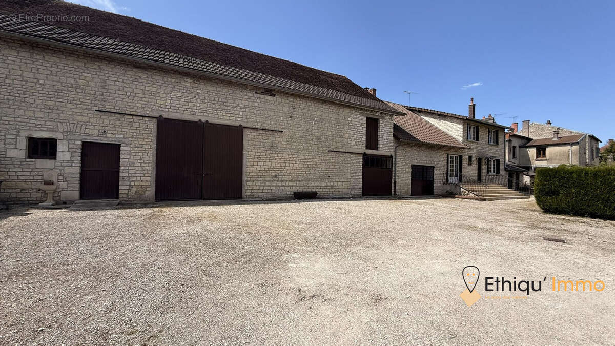 Maison à VILLE-SOUS-LA-FERTE