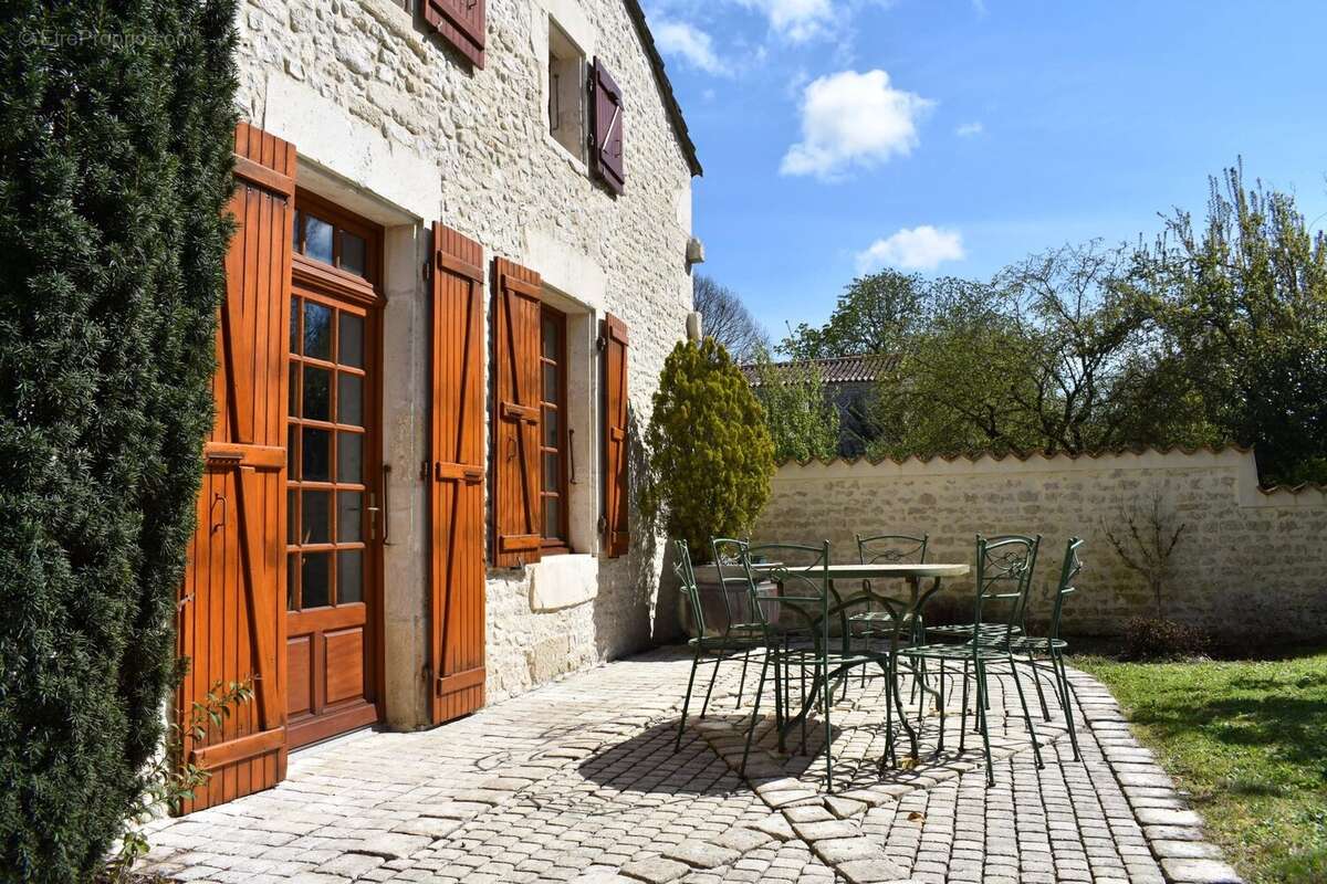 Maison à SAINT-PIERRE-DE-JUILLERS