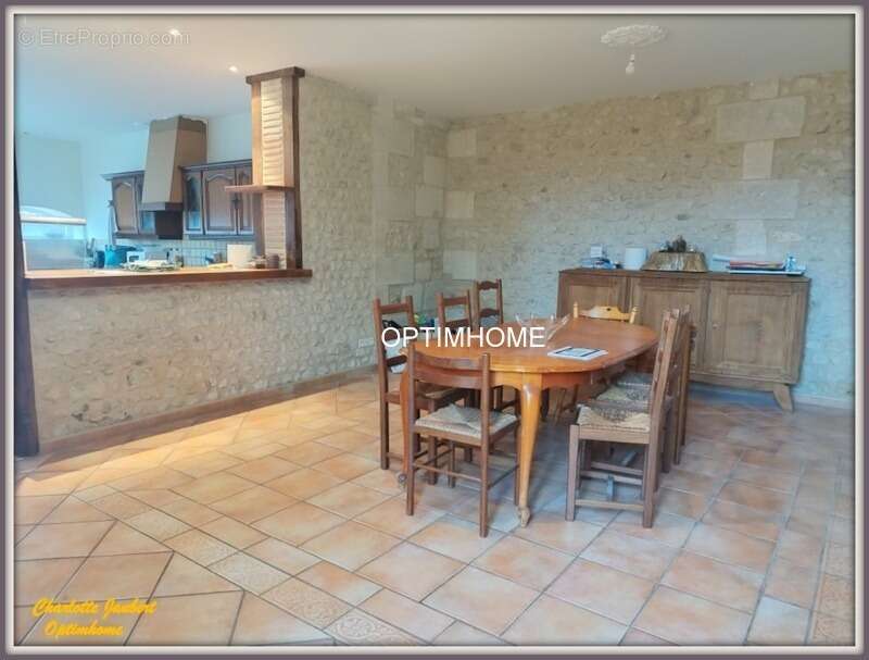 Maison à MONTMOREAU-SAINT-CYBARD