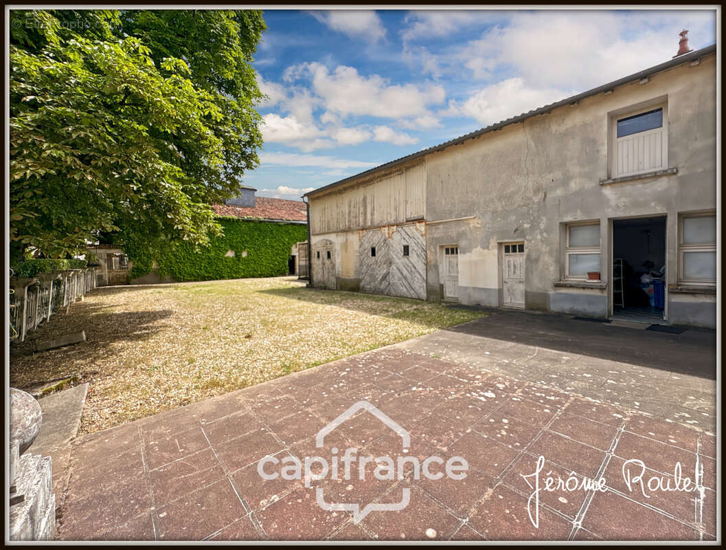 Hyper centre Neuville-de-Poitou – Maison de caractère 305 m² – Jardin, garages et fort potentiel - photo 25