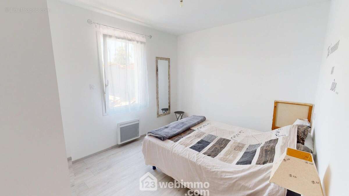 Chambre 1 avec placard intégré - Maison à SAINT-VINCENT-SUR-JARD